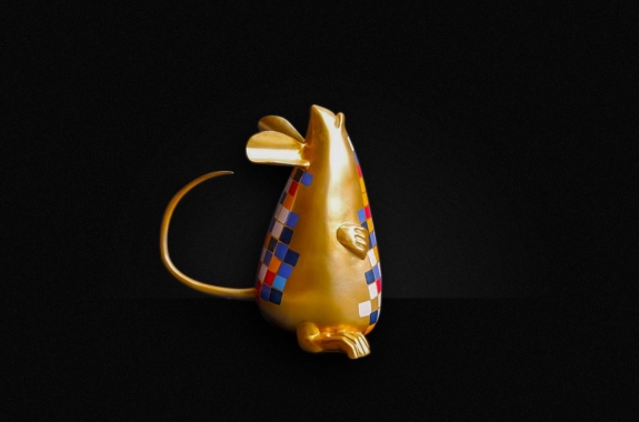 Artworks of golden lacquer mouse 